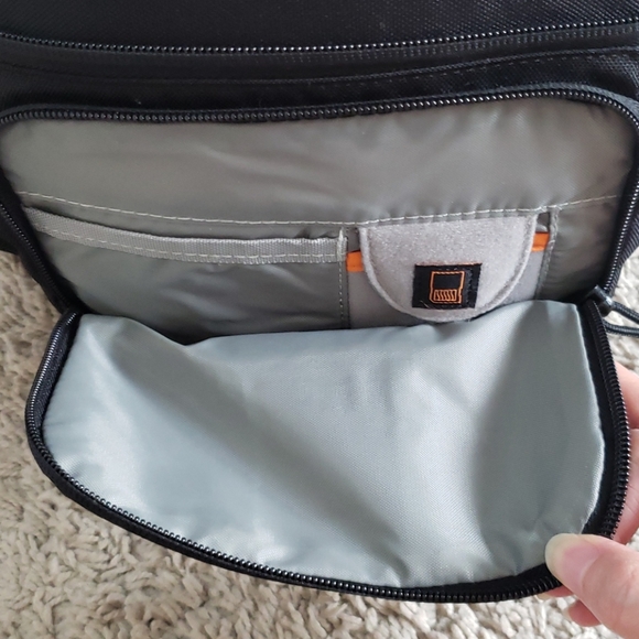 Lowepro Adventura 140 Camera Shoulder Bag - Picture 7 of 11